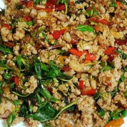 ข้าวกะเพรา บึ้ม หมูสับ ฟรีไข่ดาว.ฟรีน้ำเปล่า1ขวด