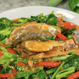 คะน้าปลากระป๋อง   ราดข้าว