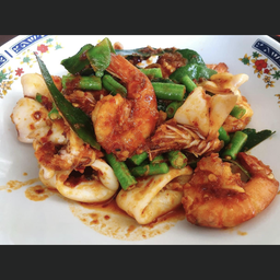 ข้าวผัดพริกแกงรวมมิตร