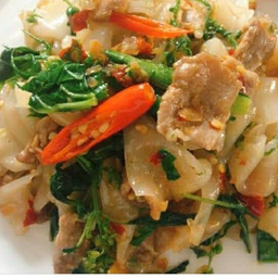 เส้นใหญ่ผัดขี้เมา ไก่