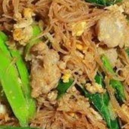 ผัดซีอิ๊วเส้นหมี่หมูนุ่ม พิเศษ