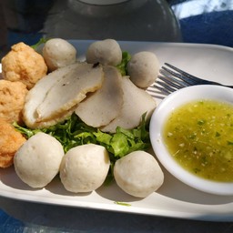 ลูกชิ้นลวกจิ้ม