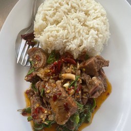 ผัดกระเพรา หมู,หมึก,กุ้ง,หมูกรอบ