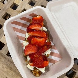 ครีมชีส สตอเบอร์รี่แท้ (ชิ้นใหญ่)