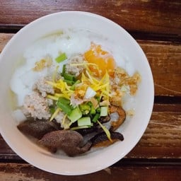 ป.ป้อโจ๊กทรงเครื่อง-อาหารเช้า บะหมี่เกี๊ยว เยื้องรร.ศรีมิลินท์ ในลึก