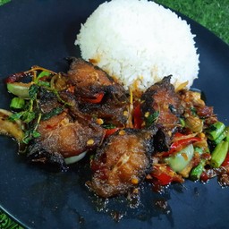 ข้าวปลาดุกทอดกรอบผัดพริกแกง