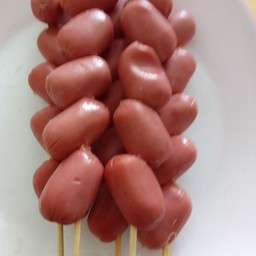 ไส้กรอกแดงทอดร้อนๆ 5 ลูก