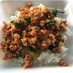 กระเพราเไก่สับราดข้าว