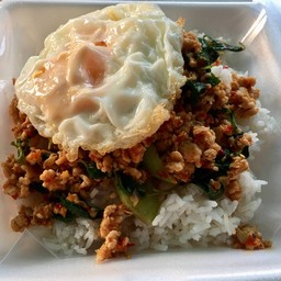 กระเพราไก่ไข่ดาวราดข้าว