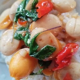 ไส้กรอกผัดกะเพราราดข้าว
