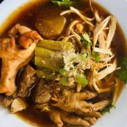 บิ๊กเอ็ม ก๋วยเตี๋ยวไก่มะระ พร้อมเมนูต่างๆ คชสาร ซอย 6