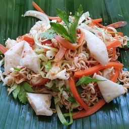 ยำมาม่า-ไวไว + ไข่ปลาหมึก