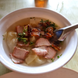 เกี๊ยวน้ำ หมูแดง