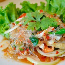 ยำเส้นแก้วหมูยอฮอทดอกปูอัดหมูสับ