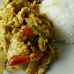 ผัดผงกระหรี่หมูราดข้าว