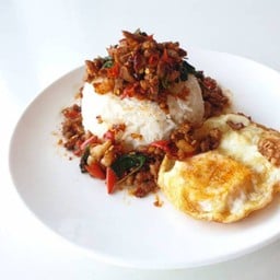 กะเพราเนื้อสับ พ่นไฟ ราดข้าว ไข่ดาว