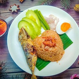 ข้าวผัดน้ำพริกลงเรือปลาทูทอด/ไตปลา