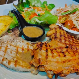 สเต็กหมูพอร์คชอป+ สเต็กไก่ลัคกี้/ส้มตำ