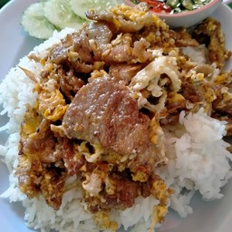 หมูนุ่มทอดกระเทียมผัดไข่ราดข้าว