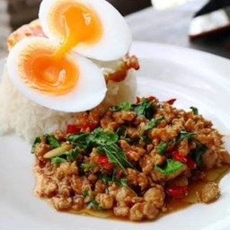 กระเพาหมูสับ+ไข่ต้มยางมะตูม