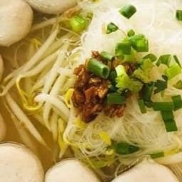 ก๋วยเตี๋ยวหมูสับน้ำใสกากหมู ตรงข้ามวัดประชุมราช