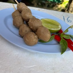 หมึกสดย่าง และลูกชิ้นนึ่ง ยำฟรี