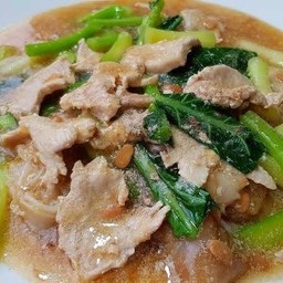 ราดหน้าหมู-ไก่