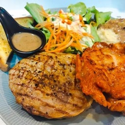 สเต็กหมูพริกไทย+ สเต็กไก่ลัคกี้/ส้มตำไทย