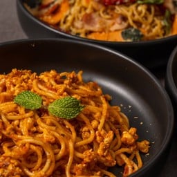 สปาเก็ตตี้ซอสไก่สับ และ สปาเก็ตตี้เบค่อนไส้กรอกไข่กุ้ง