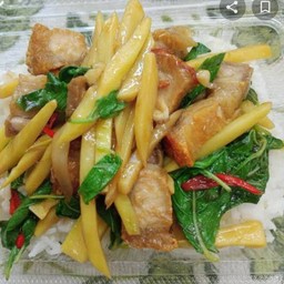 ข้าวกะเพราหมูกรอบหน่อไม้จืด