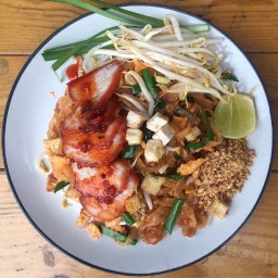 ผัดไทยหมูแดงเจ๊แหม่ม ( ตรงข้ามร้านอาหารเรือนไทย )