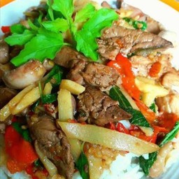 ข้าวกะเพราเครื่องในไก่หน่อไม้จืด