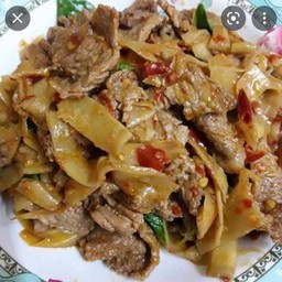 ข้าวกะเพราเนื้อหน่อไม้ดอง