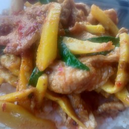 พริกแกงหมู หน่อไม้ ราดข้าว
