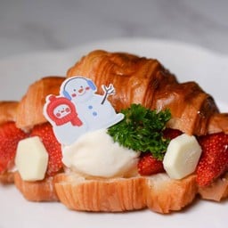 ครัวซองค์สตอเบอรี่ X ไอศครีม