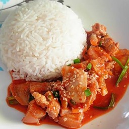 ข้าวราดหน้าหมูสามชั้นผัดกิมจิ