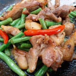 ผัดถั่วฝักยาวพริกสดหมูราดข้าว