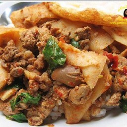 ข้าวกะเพราเครื่องในไก่หน่อไม้ดอง