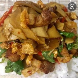 ข้าวกะเพราหมูกรอบหน่อไม้ดอง
