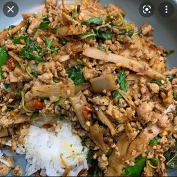 ข้าวกะเพราหมูสับหน่อไม้ดอง
