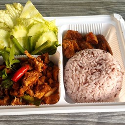 ข้าว+ผัดกะเพรา+ไส้อั่ว+ผักสด