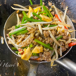 ข้าวราด ผัดถั่วงอกหมูสับ