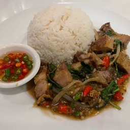 กระเพรา หมูกรอบ ราดข้าว