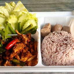 ข้าว+ผัดกะเพรา+ลูกชิ้น+ผักสด