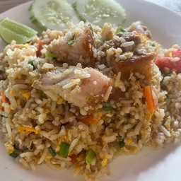 ข้าวผัด หมูกรอบ