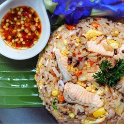 ข้าวผัดปลาแซลมอน