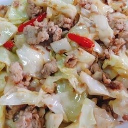 กะหล่ำปลีผัดหมูสับ