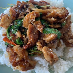 กระเพราไก่ทอด