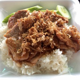 หมูกระเทียมราดข้าว