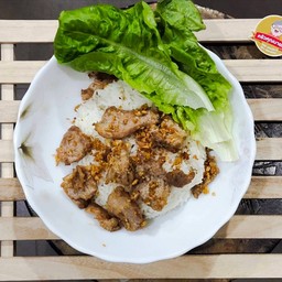 ข้าวหมูทอดกระเทียม